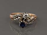 une photo d'une bague sertie d'un diamant et d'un saphir