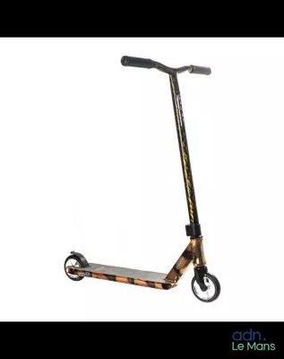 the scooter is designed to look like a scooter with wheels