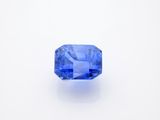 une pierre de saphir bleu sur une surface blanche