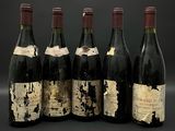 quatre bouteilles de vin sont alignées
