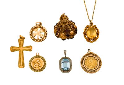 de nombreux types de bijoux en or sur fond blanc