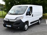 une camionnette blanche garée dans un parking