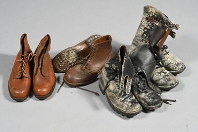 Plusieurs paires de chaussures sont alignées sur une surface blanche
