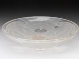 une image représentant un bol transparent orné d'un motif circulaire