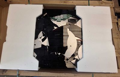 une photo d'un miroir brisé posé sur une palette