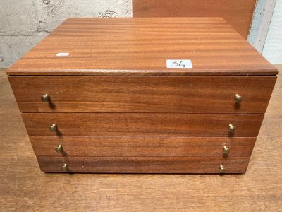 une image représentant une boîte en bois posée sur une table en bois