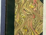 un gros plan d'un livre posé sur une surface blanche, avec une couverture noire
