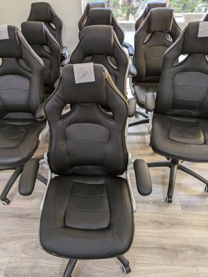 beaucoup de fauteuils de bureau en cuir noir dans une pièce