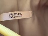 L'étiquette sur la veste porte l'inscription « Reed Valentinino » et est fixée au col d'une
