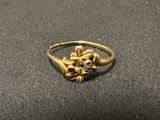 gros plan d'une bague en or sur une surface noire