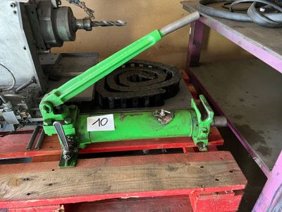 une machine verte posée sur une palette