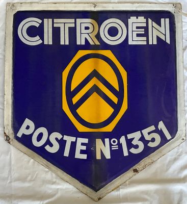 un panneau bleu et jaune sur lequel est inscrit « Citroën poste n° 531 »