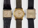 trois types de montres sont présentés sur une surface blanche