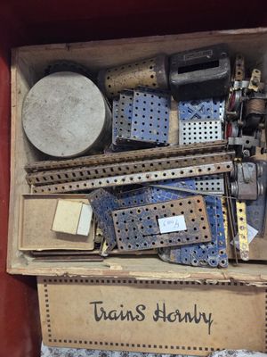 une boîte remplie d'objets assortis posée sur une table