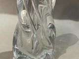 un vase en verre posé sur une table