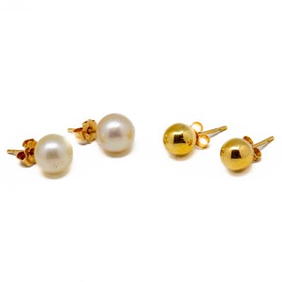 un lot de trois paires de boucles d'oreilles en or et perles