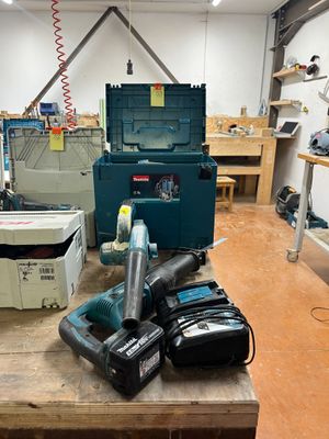 de nombreux outils posés sur un établi dans un atelier