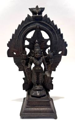 INDE DU SUD. VISHNOU en bronze à patine brune, représenté de…