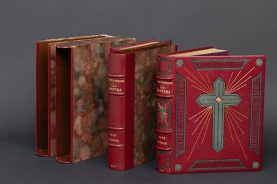 deux livres rouges avec une croix sur la couverture et une croix au dos