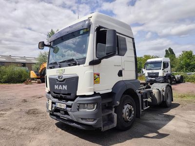 un camion blanc garé dans la poussière
