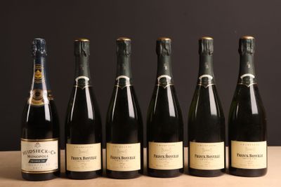 six bouteilles de vin sont alignées sur une table