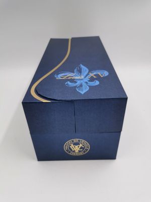 boîte-cadeau bleue ornée d'un ruban doré et d'un oiseau bleu