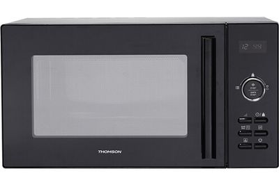 Le micro-ondes est noir et sa porte est ouverte.
