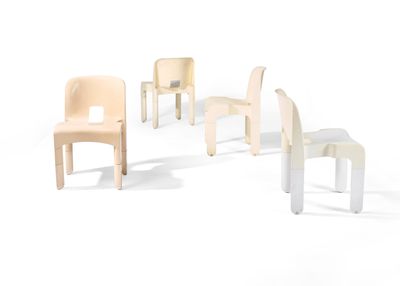 quatre chaises disposées en cercle