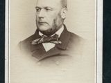 une vieille photo en noir et blanc représentant un homme en costume et nœud papillon