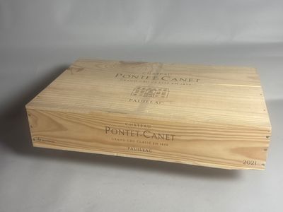 la caisse en bois est vide et prête à être remplie de vin