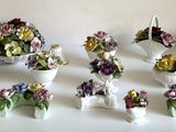 de nombreux vases remplis de fleurs posés sur une table