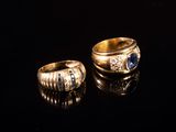 deux bagues en or serties de saphirs et de diamants sur un fond noir