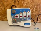 un appareil électronique blanc et bleu posé sur une table