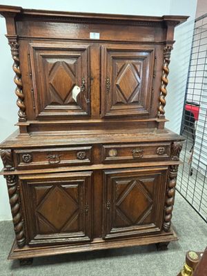 une vieille armoire en bois surmontée de deux portes