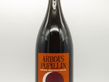 bouteille de vin rouge avec bouchon rouge sur fond blanc