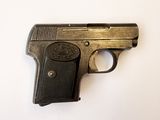 un vieux fusil sur une surface blanche avec un fond blanc