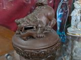 une vitrine en verre sur laquelle est posée une statue de chien