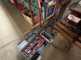 un établi contenant des outils, dans un garage