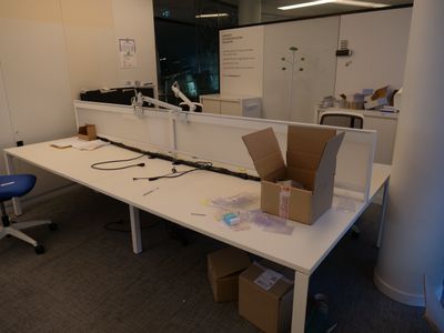 un bureau sur lequel se trouve une boîte, dans un bureau
