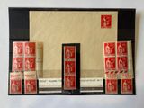 une photo d'une photo d'une série de timbres sur une feuille de papier
