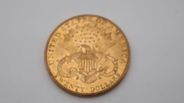 Une pièce de monnaie en or à valeur faciale de vingt dollars USA ...