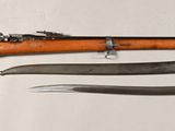 un fusil et un couteau sur fond blanc
