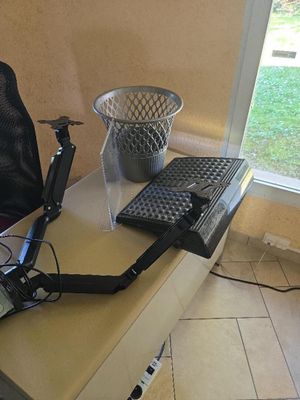 un bureau sur lequel se trouvent un ordinateur portable et un panier de basket