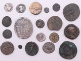 une image représentant une collection de pièces de monnaie romaines antiques posées sur une surface blanche