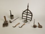 un grand nombre d'outils posés sur une table