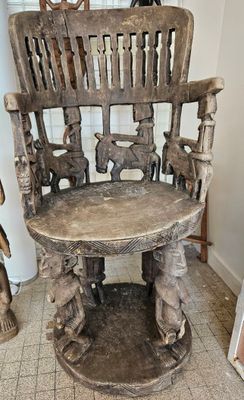 Un fauteuil de chef de tribu africaine en bois à décor sculp… - Photo 1