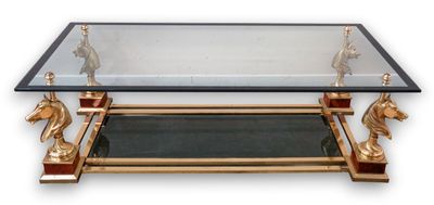 une table basse avec un plateau en verre et un piètement doré