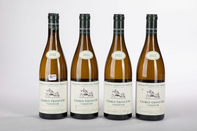 trois bouteilles de vin posées l'une à côté de l'autre sur une table