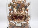 un dôme de verre avec une horloge à l'intérieur
