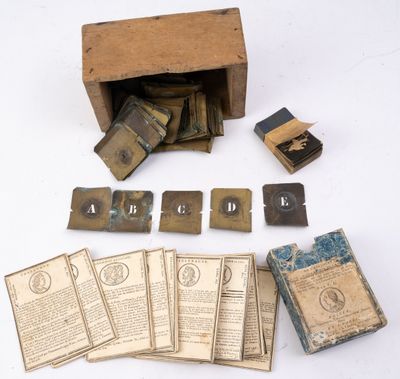 le contenu d'une caisse de vieux livres et une caisse de vieux livres